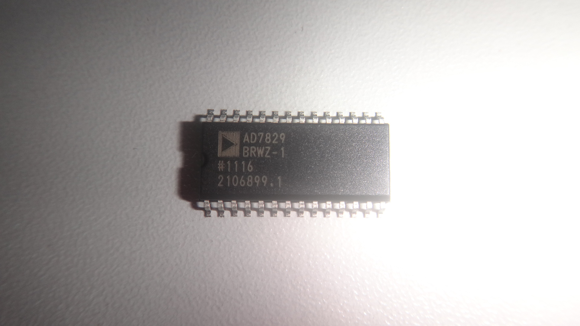 AD7829BRWZ-1